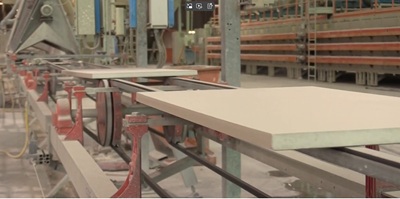 Zautomatyzowana linia produkcyjna w fabryce płytek ceramicznych.jpg